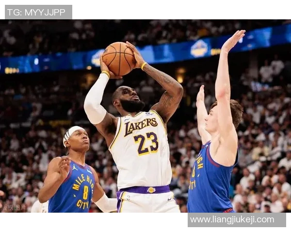 掘金与湖人第三场激战回顾球星表现与战术分析全景呈现